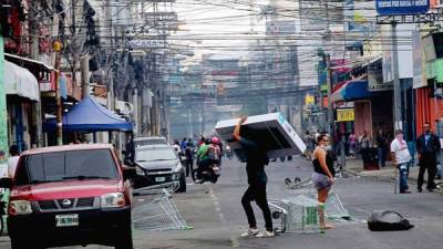 En la tercera avenida luego de que grupos abrían los negocios por la fuerza, otros aprovechaban para saquear las tiendas de electrodomésticos.