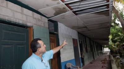 Merling Paredes, director de la escuela Lila Luz de Maradiaga, explica que el techo se está cayendo en uno de los pasillos del centro.