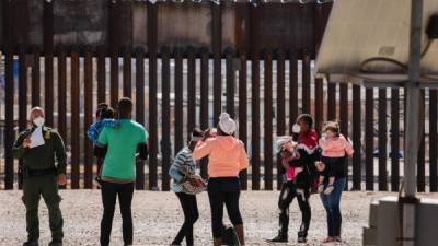 Border Patrol agents apprehend a group of migrants near downtown El Paso, Texas following the congressional border delegation visit on March 15, 2021. - President Joe Biden faced mounting pressure Monday from Republicans over his handling of a surge in migrants -- including thousands of unaccompanied children -- arriving at the US-Mexican border. Republican Congressman Kevin McCarthy of California, who leads his party in the House of Representatives, told reporters last week the 'crisis at the border is spiraling out of control.''It's entirely caused by the actions of this administration,' said McCarthy. (Photo by Justin Hamel / AFP)