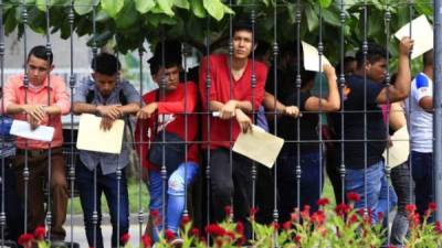 Hondureños en el Poder Judicial durante trámites de antecedentes penales. Foto: Diario La Prensa.