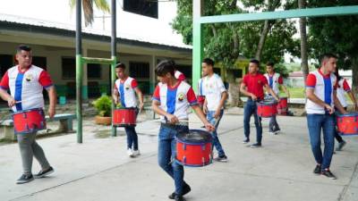 Los 36 integrantes de la Banda de marcha Vicentina con su movimiento al compás de los diferentes ritmos demuestran que son los mejores.