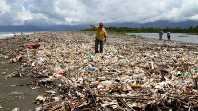 La acumulación de basura se agudiza al acercarse a la desembocadura del río.