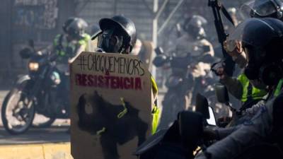 Manifestantes opositores se enfrentan a la Policía Nacional Bolivariana, el sábado 20 de mayo de 2017, en Caracas (Venezuela). EFE