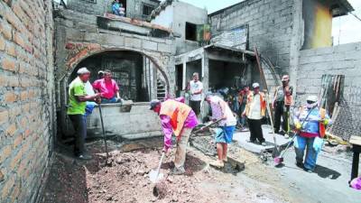 Ayer continuaron las labores de limpieza en la zona afectada por el incendio.