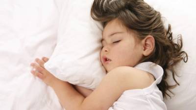 La apnea del sueño hace que las personas experimenten pausas repetitivas en la respiración mientras duermen. Foto: iStock.