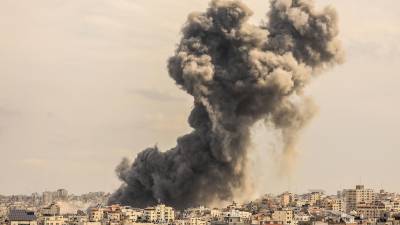 Una columna de humo se eleva en el cielo de la ciudad de Gaza durante un ataque aéreo israelí el 9 de octubre de 2023.