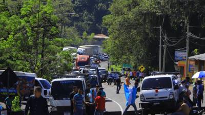 Los comerciantes se tomaron la carretera CA-5 ayer y advierten que de no ser escuchados continuarán con las protestas. Fotos: Melvin Cubas