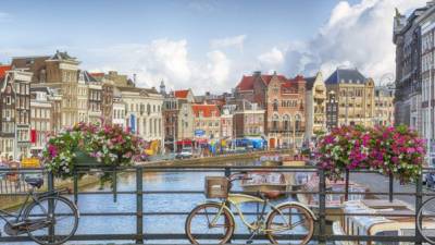 AMSTERDAM. Ya sea en barco o desde tierra no podrá dejar de ver los famosos canales de esta ciudad y dar un paseo a lo largo de sus orillas. Es el destino perfecto para los amantes del arte y los ciclistas aficionados.