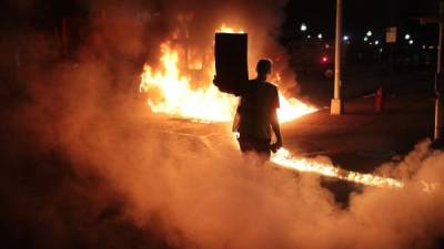 Las violentas protestas raciales regresaron con fuerza a varias ciudades de Estados Unidos después de que un hombre negro fuera baleado por un oficial blanco en Wisconsin el pasado domingo, un caso que reaviva las históricas protestas contra el racismo tras la muerte de George Floyd.