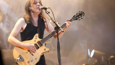 Malcolm Young falleció rodeado a sus familiares.