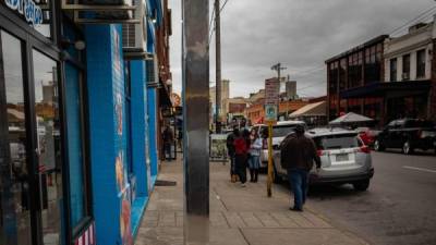 Otro monolito fue avistado en las afueras de una tienda de dulces en Pensilvania, Estados Unidos./AFP.