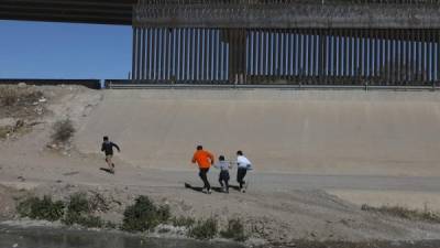 Cientos de familias centroamericanas llegan a la frontera de EEUU para pedir asilo al Gobierno de Biden./AFP.