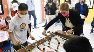 Samantha Power juega futbolito con algunos niños del centro de alcance en la Rivera Hernández.