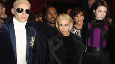 Jared Leto y Kim Kardashian sorprende con su look.