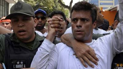 Leopoldo López fue condenado a 14 años de prisión por incitar a la violencia durante protestas contra Maduro en 2014.