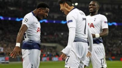 Jugadores del Tottenham festejando la anotación. FOTO AFP.