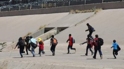 Unos 500 migrantes centroamericanos caminan sobre el río Bravo, en Ciudad Juárez, en el estado de Chihuahua (México), para cruzar la línea fronteriza hacia Estados Unidos y entregarse a la policía migratoria norteamericana. Foto: EFE