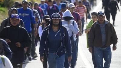 Decenas de salvadoreños partieron este lunes hacia Guatemala para alcanzar la caravana de migrantes en la frontera con México./AFP.