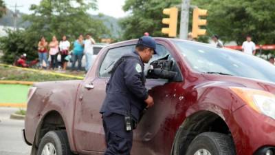 Imagen del carro que fue tiroteado en la entrada de la colonia Los Álamos de San Pedro Sula, Honduras.