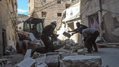Personal de rescate continúa buscando víctimas y despejando escombros después de una explosión en un edificio ayer jueves 31 de mayo, en la ciudad de Ariha, provincia de Idlib (Siria). EFE