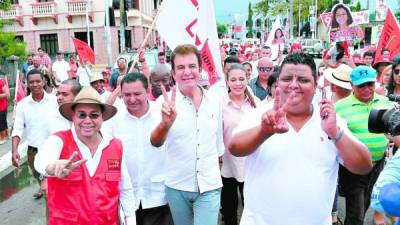 Salvador Nasralla, aspirante de la Alianza, junto con sus seguidores.