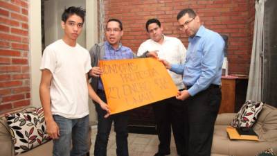 Indignados muestran última pancarta de Nelson Arambú, quien murió por falta de medicinas en el IHSS. Foto: Andro Rodríguez