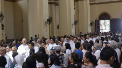 La feligresía católica durante el inicio de la misa Crismal en la catedral San Pedro Apóstol en San Pedro Sula.