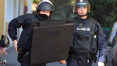 La policía francesa montó un operativo en la localidad de Grasse tras el tiroteo.