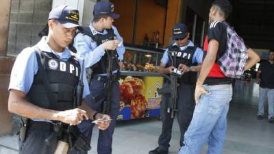 Los elementos de la Policía Nacional registraron a pasajeros y también inspeccionaron las unidades de transporte.