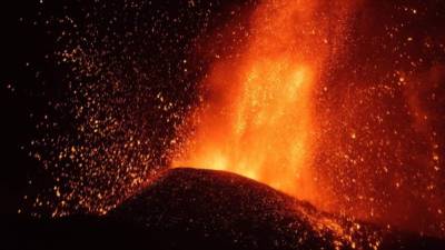 La explosividad de la erupción del volcán de Cumbre Vieja comenzó el domingo pasado y se ha intensificado.