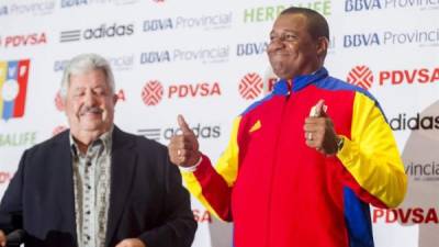 El nuevo seleccionador nacional de Venezuela Noel Sanvicente (d) posa con el presidente de la Federación Venezolana de Fútbol (FVF), Rafael Esquivel.