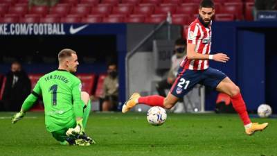 Carrasco aprovechó que Ter Stegen salió de forma innecesaria. Foto AFP.