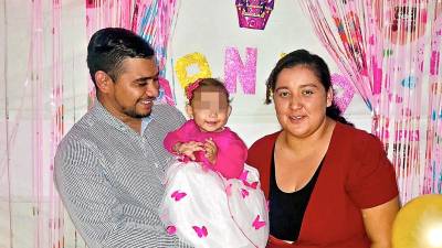 El nicaragüense José Luis Alvarado y la guatemalteca Wendy España se conocieron en Ciudad Juárez y tuvieron una hija mientras esperan la resolución de sus casos de asilo en EEUU.