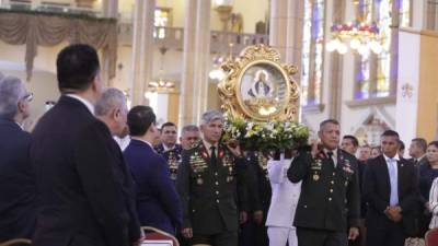 Luego de la misa, decenas de personas se acercaron a la Virgen de Suyapa. Los uniformados se hicieron presentes.La Virgen peregrina fue cargada en hombros. Las ofrendas se presentaron.