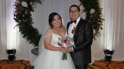 Kimberly Altamirano y Carlos Cruz sellaron su amor ante las leyes de Dios.