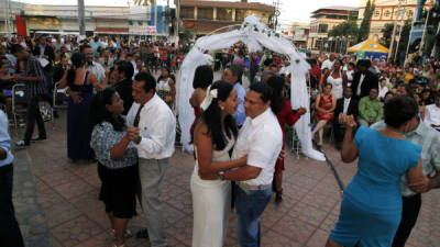 Los recién casados bailaron el vals durante el especial evento.