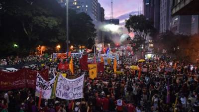 Decenas de miles de personas se manifestaron la noche del sábado en Brasil en contra del presidente Jair Bolsonaro, en especial por su caótica gestión de la pandemia de coronavirus, que deja más de 461,000 muertos y amenaza con arreciar de nuevo. Fotos: AFP