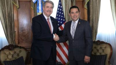 El subsecretario del Departamento de Agricultura de Estados Unidos, Ted Mckinney , saluda al presidente guatemalteco, Jimmy Morales. EFE