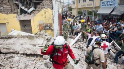 Fotografía cedida por la Casa Presidencial de México, del mandatario Enrique Peña Nieto, durante un recorrido por el municipio de Jojutla, en el estado de Morelos (México), luego del sismo de magnitud 7,1 en la escala de Richter que sacudió fuertemente el centro del país este martes.