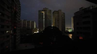 AME4112. CARACAS (VENEZUELA), 07/03/2019.- Vista general de edificios con luces de emergencia este jueves en Caracas (Venezuela), durante un apagón eléctrico que afectó a gran parte del país. Venezuela sufre un nuevo apagón de energía que afecta al menos 11 estados, así como al territorio político administrativo que comprende a Caracas, la capital del país y asiento de los poderes públicos. EFE/RAUL MARTINEZ