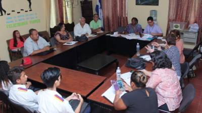 En la gráfica, los estudiantes del Intae, comité de TES de ese centro y autoridades dialogan. Foto: Jorge Monzón