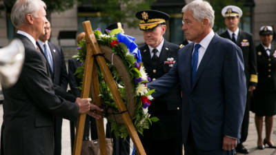 El secretario de Defensa, Chuck Hagel, der., encabezó los actos en memoria de las personas fallecidas en la base naval.