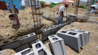 Oficio. Obreros en construcción, jardinería, limpieza, entre otros, tienen la oportunidad de obtener visa. Foto: Yoseph Amaya.