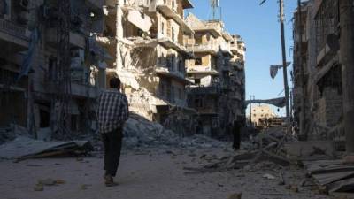 Un hombre camina por entre los destruidos edificios de la parte oriental de Alepo, una zona controlada todavía por los rebeldes sirios.
