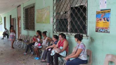 Varias madres esperan que les vacunen a sus bebés en el pasillo del centro de salud José Rápalo, que está lleno de polvo, con el techo podrido y los ventanales rotos. Fotos: Jorge Monzón