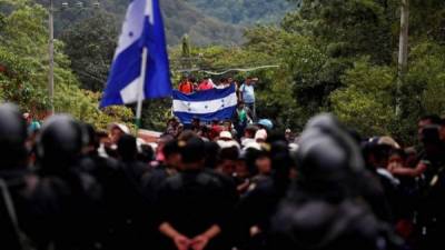 Tras seis jornadas de viaje a pie y haciendo dedo, la caravana de migrantes, integrada por unas 3.000 personas según Naciones Unidas, hondureños arribó este viernes a México, tras librar la barrera que había sido intermediada por el Gobierno guatemalteco. EFE/Archivo