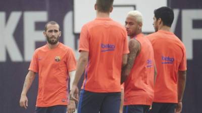 El defensa del FC Barcelona Aleix Vidal (i), y el delantero brasileño Neymar Jr (2d), durante un entrenamiento. EFE
