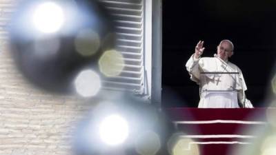 El papa Francisco recordó hoy que en estos días de Navidad las familias se reúnen y mandó un saludo especial 'a todos aquellos que están lejos de sus familiares y de su tierra', durante el rezo del Ángelus en la Plaza de San Pedro. EFE