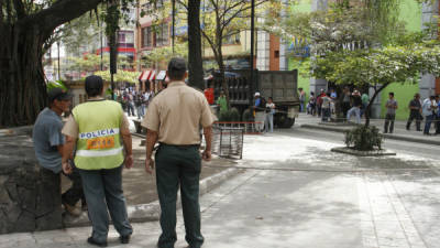 Los policías municipales se han dedicado a su labor en el parque central.