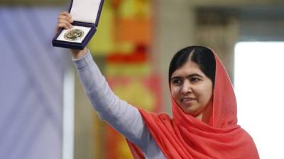 Malala Yousafzai muestra su medalla del Nobel de la Paz.